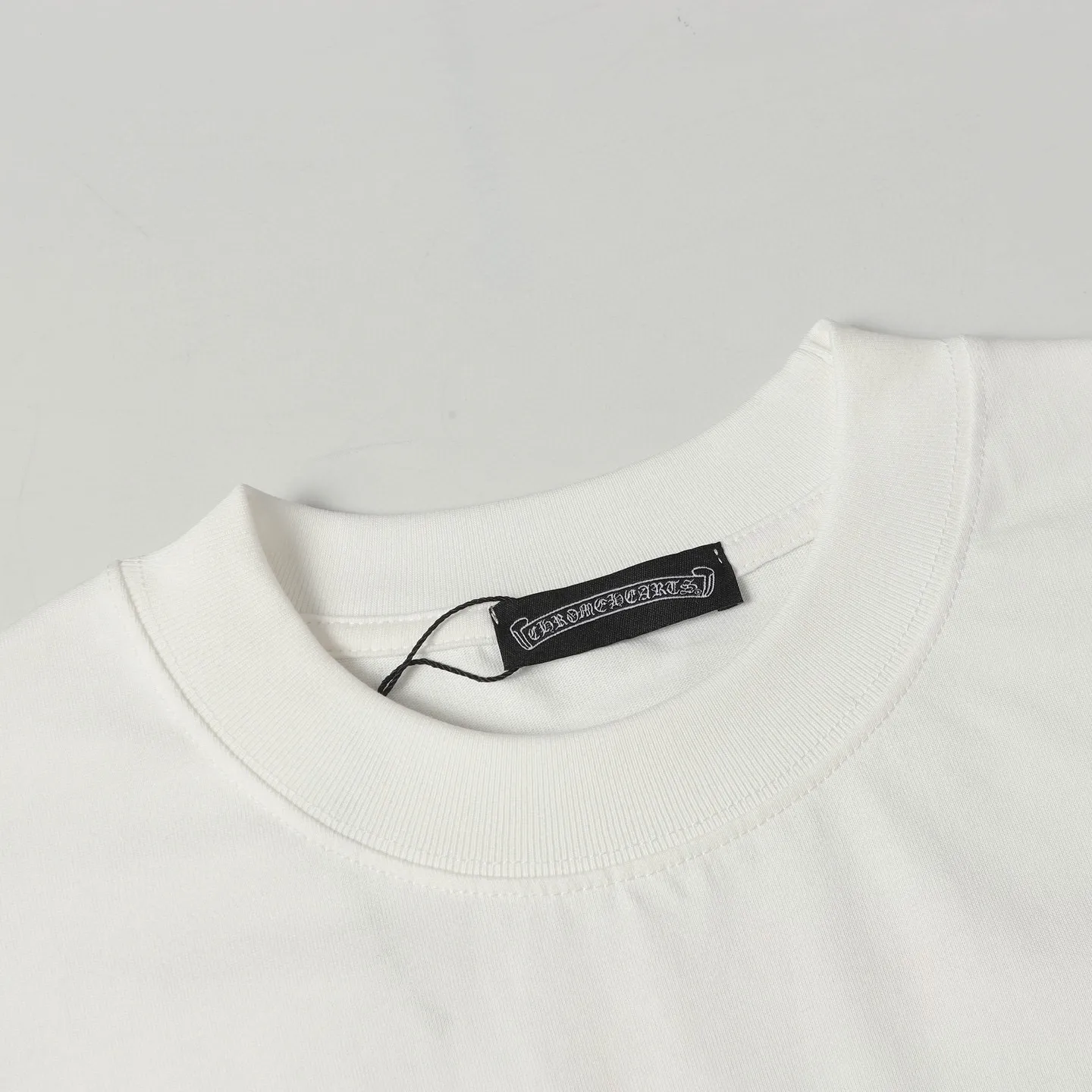 🅿️170 Chrome hearte/Chrome heart ch 25ss early spring new Sanskrit printed short-sleeved T-shirt. A must-have item for daily commuting for men and women in light luxury. The correct version is welcome to compare. Detailed features: ·280 grams of 100% pure cotton double yarn jersey fabric. ·Custom-dyed in the same vat with special thickened 32 counts of double-strand 1x1 thread. ·Double-needle cross-stitch technology. ·Original main mark washed hangtag. Color: black white. Size: XS-L